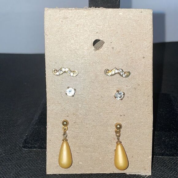 Three sets of earrings - Picture 2 of 5